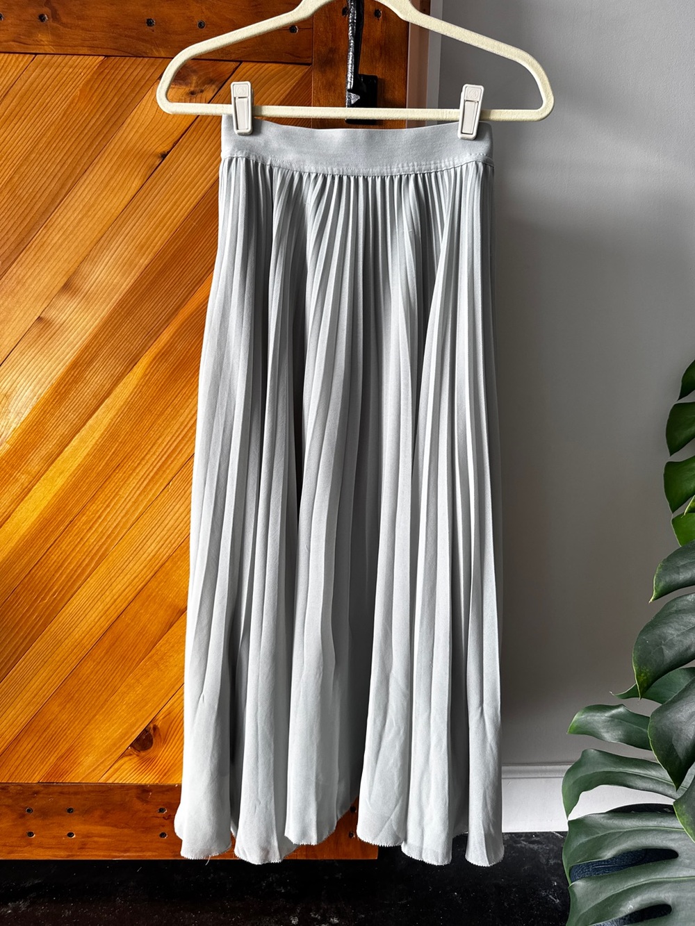 Tahari Pleated Midi Skirt Women’s XS Light Gray Skirt